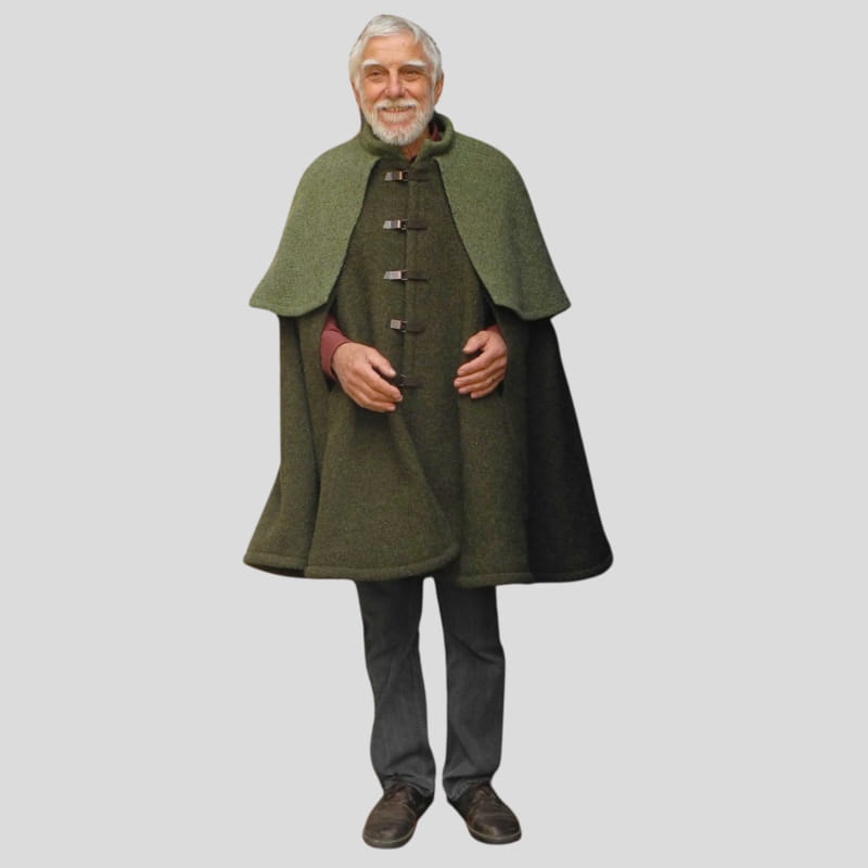 Cape en laine vert d'eau portée sur un mannequin vivant sur un fond gris