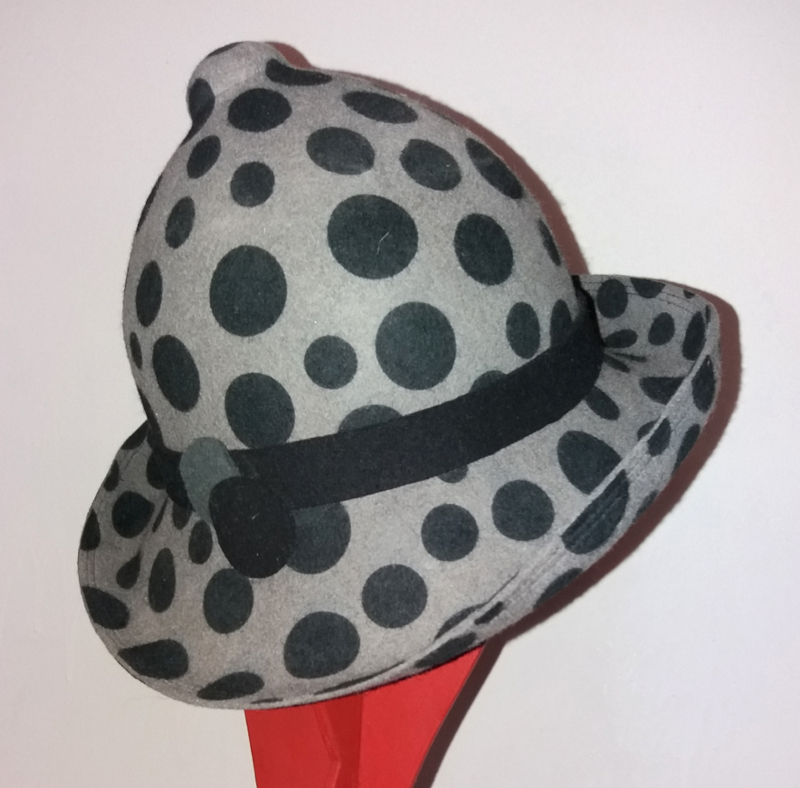 Chapeau de forme boum-boum en feutre gris et rond noir