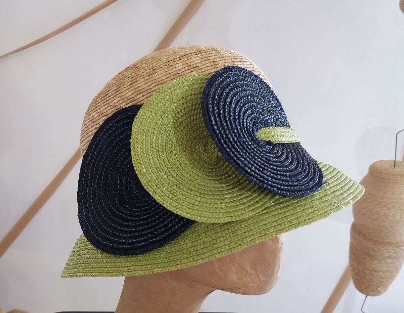 Chapeau dit "Coco" en tresse de paille avec des cercles vert et noir.