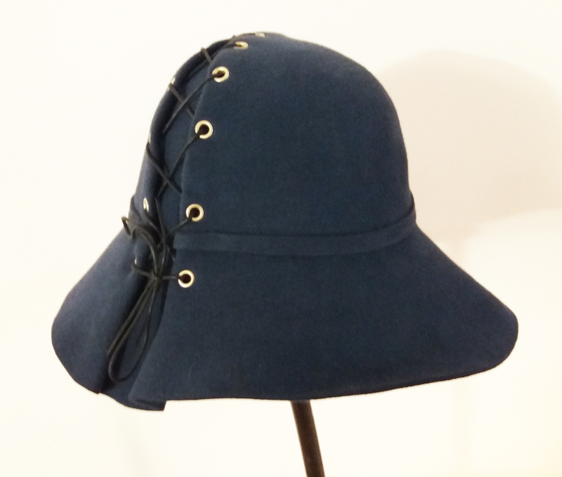Chapeau arrondi de forme d'un corset en feutre noir.