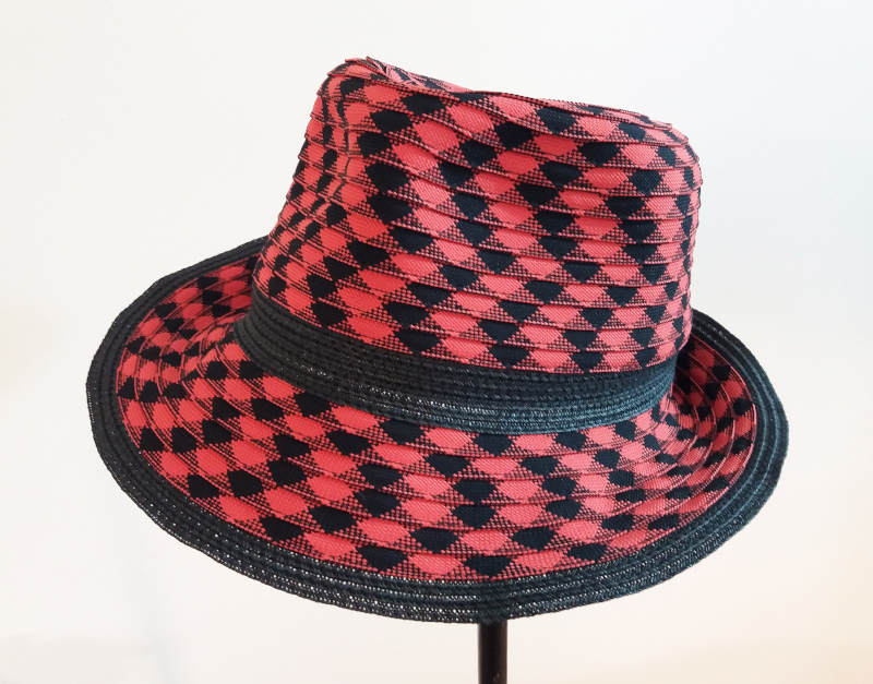 Chapeau dit Jack Blues en galon rouge et noir avec deux bandes noires sur fond beige